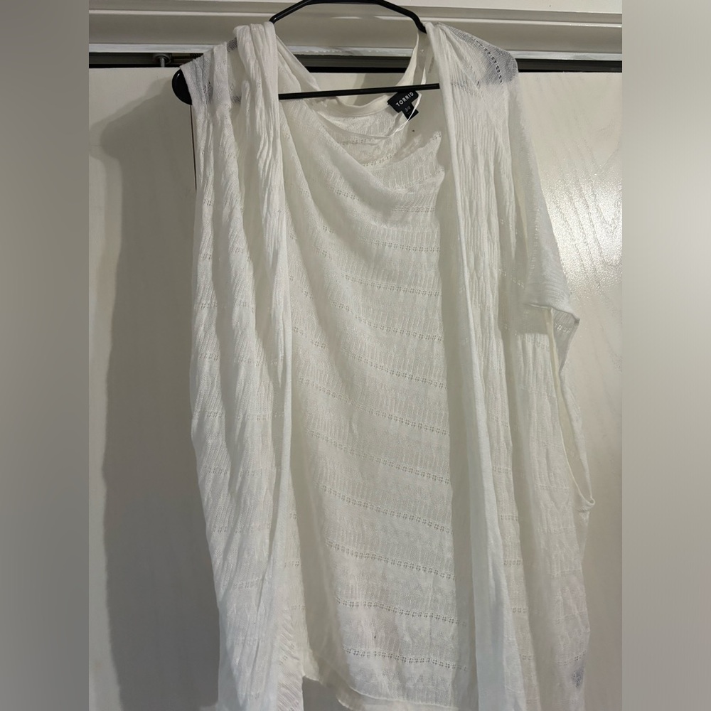 Torrid short sleeve cardigan. White. Size 3/4